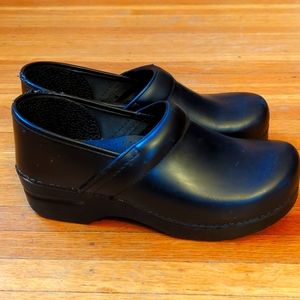 Dansko women's 40 clogs